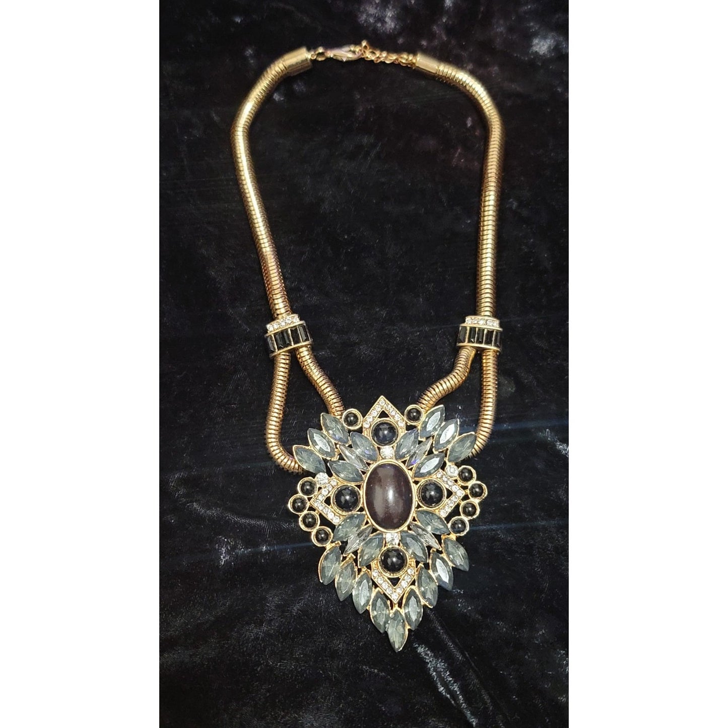 Vtg Gold Tone Necklace With Large Rhinestone Pendant
