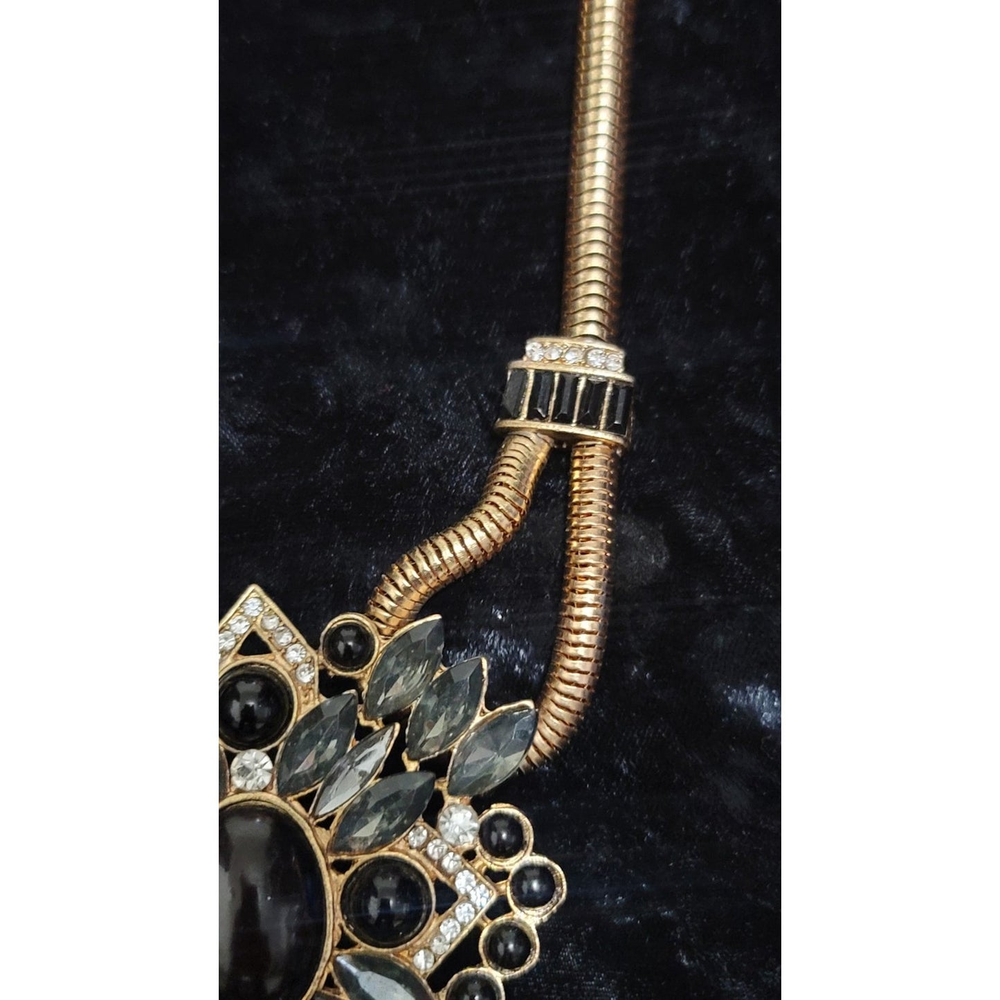 Vtg Gold Tone Necklace With Large Rhinestone Pendant