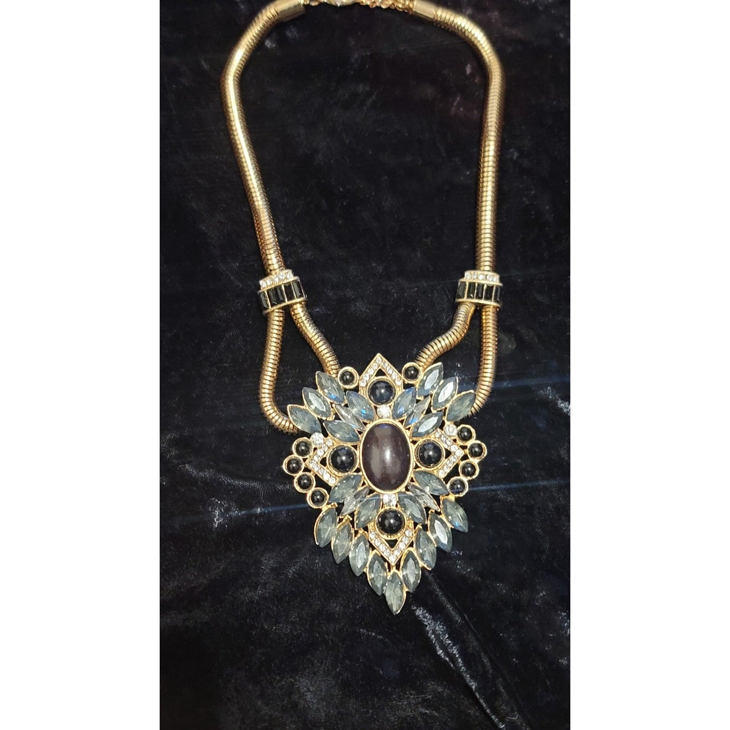 Vtg Gold Tone Necklace With Large Rhinestone Pendant